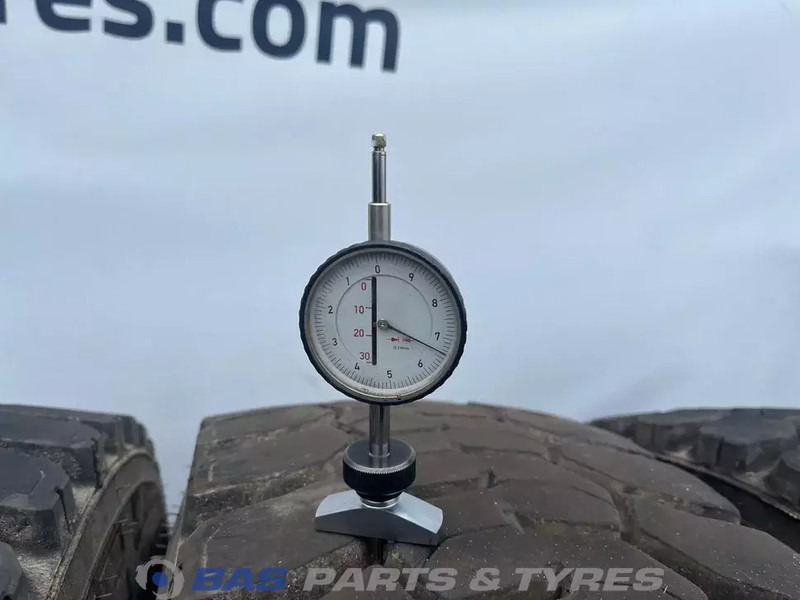 Michelin Remix Michelin Remix 315/80R22.5 X Works D 156/150 K M+S 3PMSF gebruikte set - Pneu pour Camion: photos 3 Michelin Remix Michelin Remix 315/80R22.5 X Works D 156/150 K M+S 3PMSF gebruikte set - Pneu pour Camion: photos 3