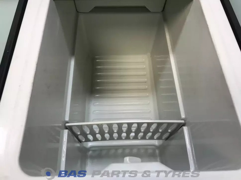 Mercedes-Benz Actros MP4 Koelkast Mercedes 36 Liter A 960 820 03 06 - Pièces de rechange pour Camion: photos 5 Mercedes-Benz Actros MP4 Koelkast Mercedes 36 Liter A 960 820 03 06 - Pièces de rechange pour Camion: photos 5