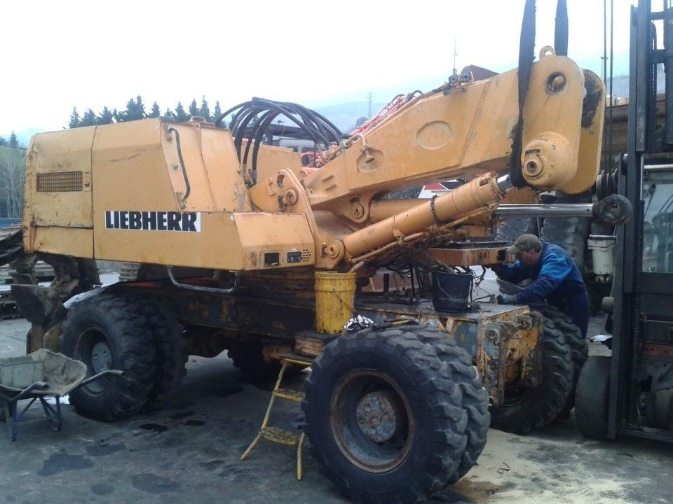 LIEBHERR A912 LI S/N: 358-481 (1991) - Pelle sur pneus: photos 1 LIEBHERR A912 LI S/N: 358-481 (1991) - Pelle sur pneus: photos 1
