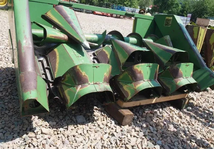 Heder John deere   do kukurydzy 4 rzędowy claas john deere - Cueilleur de maïs: photos 1 Heder John deere   do kukurydzy 4 rzędowy claas john deere - Cueilleur de maïs: photos 1