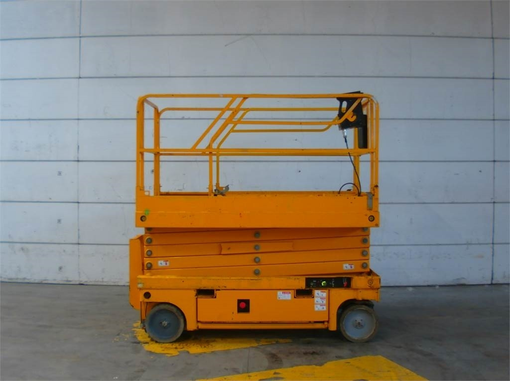 Haulotte Compact 12  - Nacelle ciseaux: photos 1 Haulotte Compact 12  - Nacelle ciseaux: photos 1