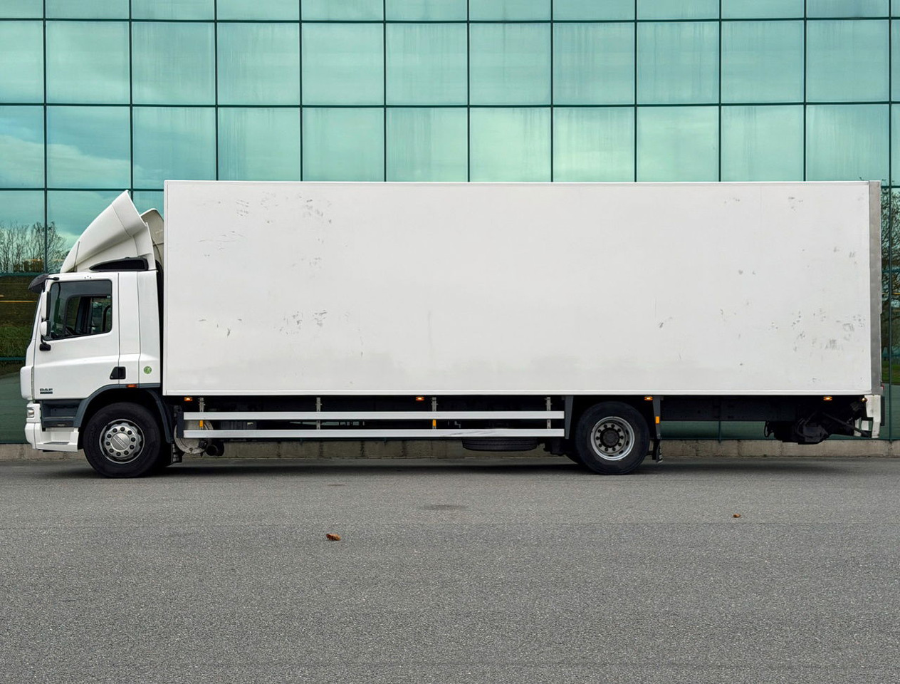 DAF CF 75.250 Euro 3 Manual Gearbox VAN Beurden Isolated BOX Tail Lift Super Condition NL-Truck - Camion fourgon: photos 2 DAF CF 75.250 Euro 3 Manual Gearbox VAN Beurden Isolated BOX Tail Lift Super Condition NL-Truck - Camion fourgon: photos 2