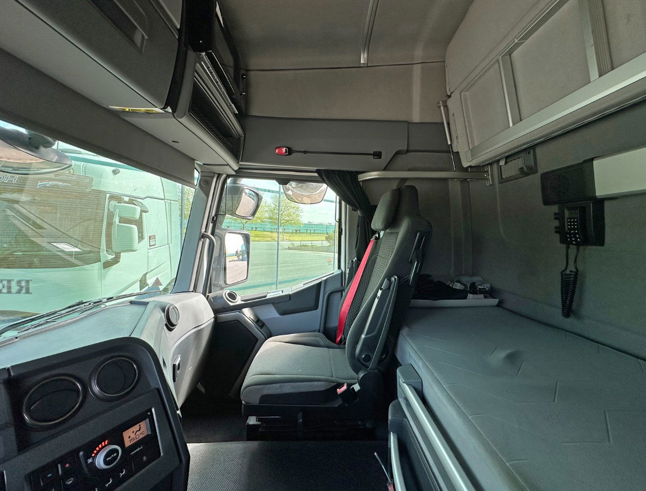 Tracteur routier Renault T460 Comfort Euro 6 Only 654.000 KM 2X Tanks NL-Truck: photos 8
