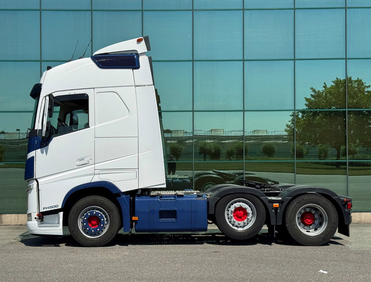 Volvo FH 500 6X2 Globetrotter 2x Tanks Only 667.000 KM Super Condition NL Truck - Tracteur routier: photos 2 Volvo FH 500 6X2 Globetrotter 2x Tanks Only 667.000 KM Super Condition NL Truck - Tracteur routier: photos 2