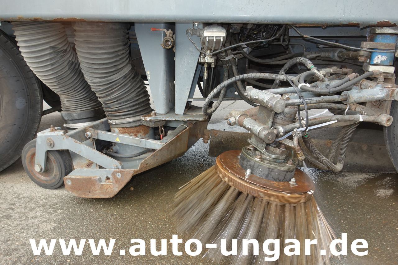 Aebi MFH 5000 Kehrmaschine Baujahr 2004 4-Rad Lenkung Wildkrautbesen - Balayeuse de voirie: photos 5 Aebi MFH 5000 Kehrmaschine Baujahr 2004 4-Rad Lenkung Wildkrautbesen - Balayeuse de voirie: photos 5