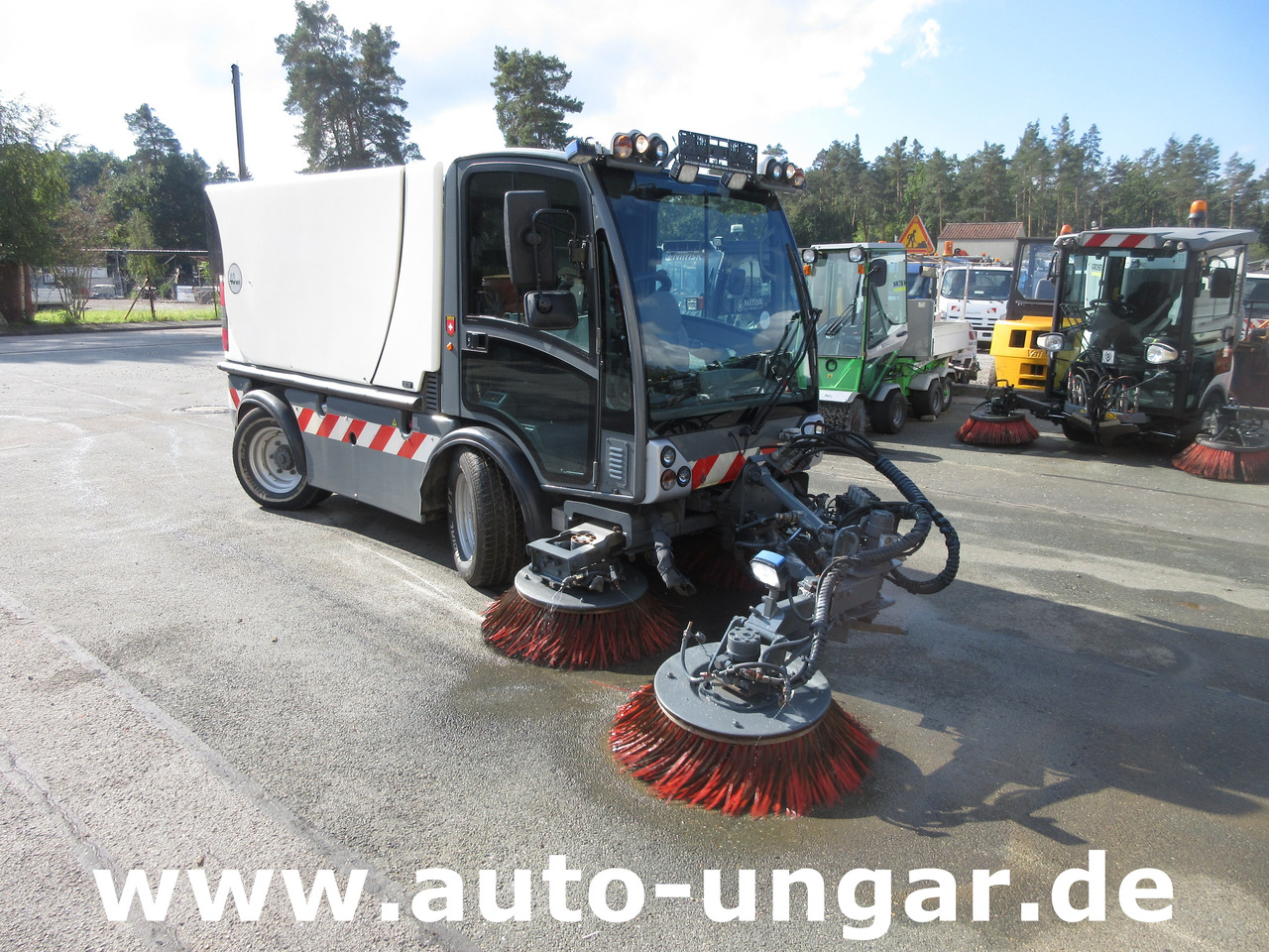Boschung S3 Kehrmaschine urban sweeper Wildkrautbesen Allradlenkung - Balayeuse de voirie: photos 1 Boschung S3 Kehrmaschine urban sweeper Wildkrautbesen Allradlenkung - Balayeuse de voirie: photos 1