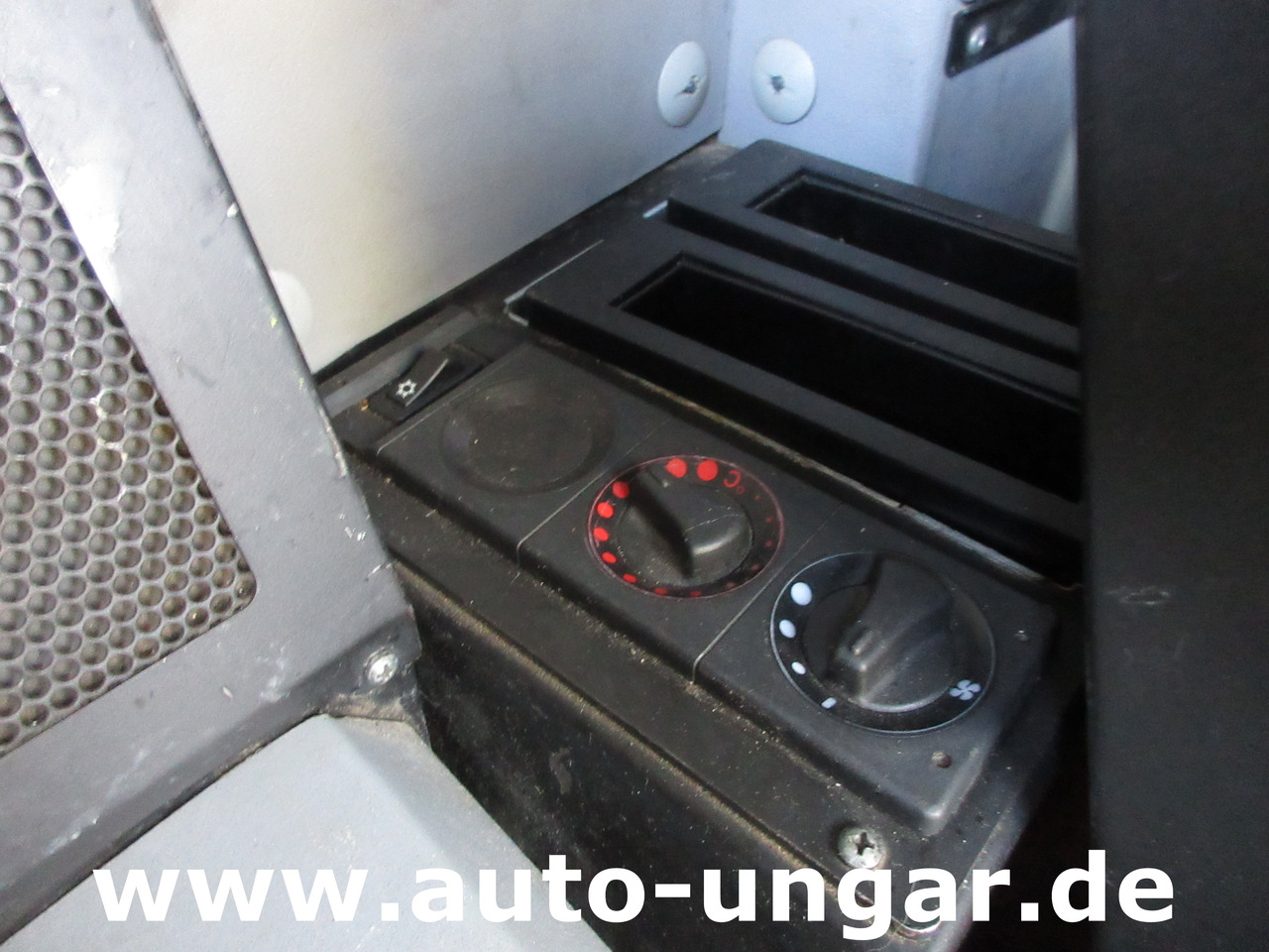 Balayeuse de voirie Hako CityMaster CM2000 2 Besen Baujahr 2015 Kehrmaschine 4-Rad-Lenkung: photos 13 Balayeuse de voirie Hako CityMaster CM2000 2 Besen Baujahr 2015 Kehrmaschine 4-Rad-Lenkung: photos 13