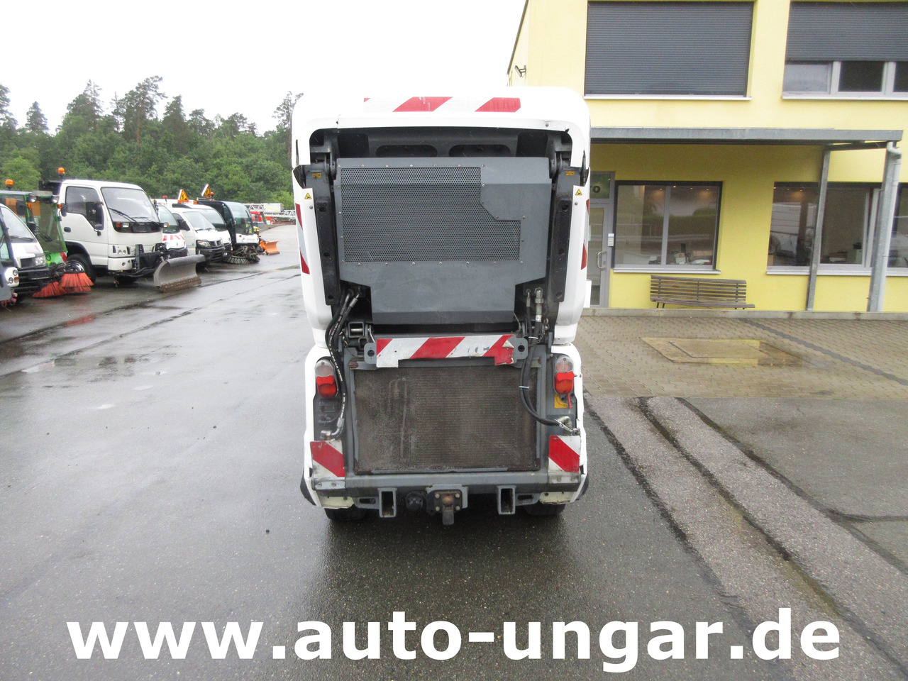 KÄRCHER MC130 Advanced Kehrmaschine Geräteträger 4x4 Kommunalfahrzeug MIC 130 Professional - Balayeuse de voirie: photos 5 KÄRCHER MC130 Advanced Kehrmaschine Geräteträger 4x4 Kommunalfahrzeug MIC 130 Professional - Balayeuse de voirie: photos 5