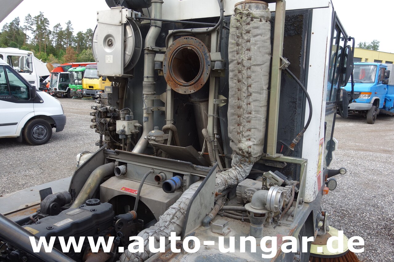 Balayeuse de voirie Ravo C540 / 530 Kehrmaschine - Kärcher - Heckabsaugung - Motorschaden: photos 7 Balayeuse de voirie Ravo C540 / 530 Kehrmaschine - Kärcher - Heckabsaugung - Motorschaden: photos 7