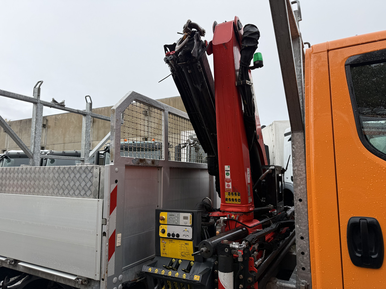 Iveco Daily 55S18W 4X4 Palfinger PK 7.501 - Utilitaire plateau: photos 3 Iveco Daily 55S18W 4X4 Palfinger PK 7.501 - Utilitaire plateau: photos 3