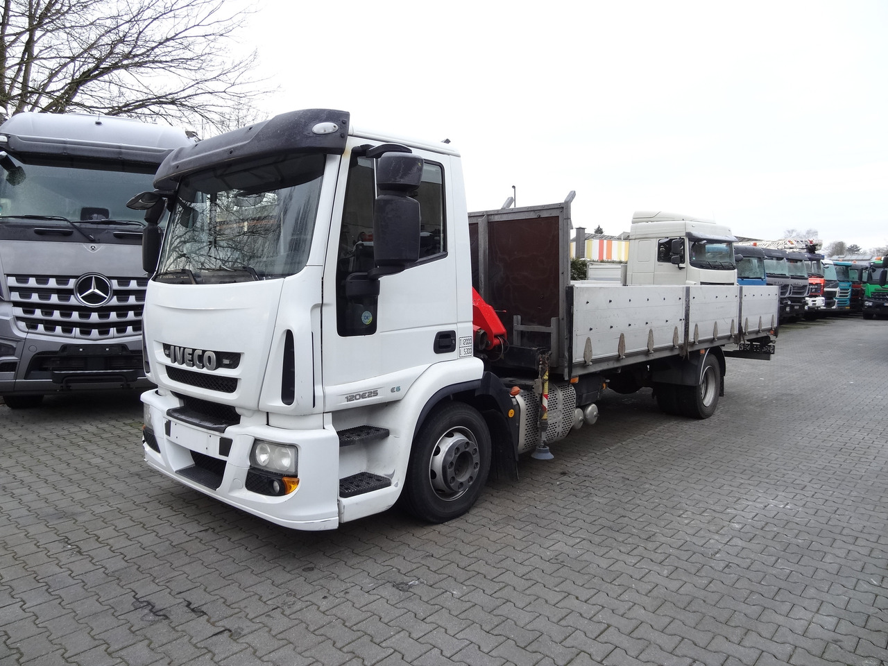 Iveco EuroCargo 120E25 Fassi F38 - Camion plateau, Camion grue: photos 1 Iveco EuroCargo 120E25 Fassi F38 - Camion plateau, Camion grue: photos 1