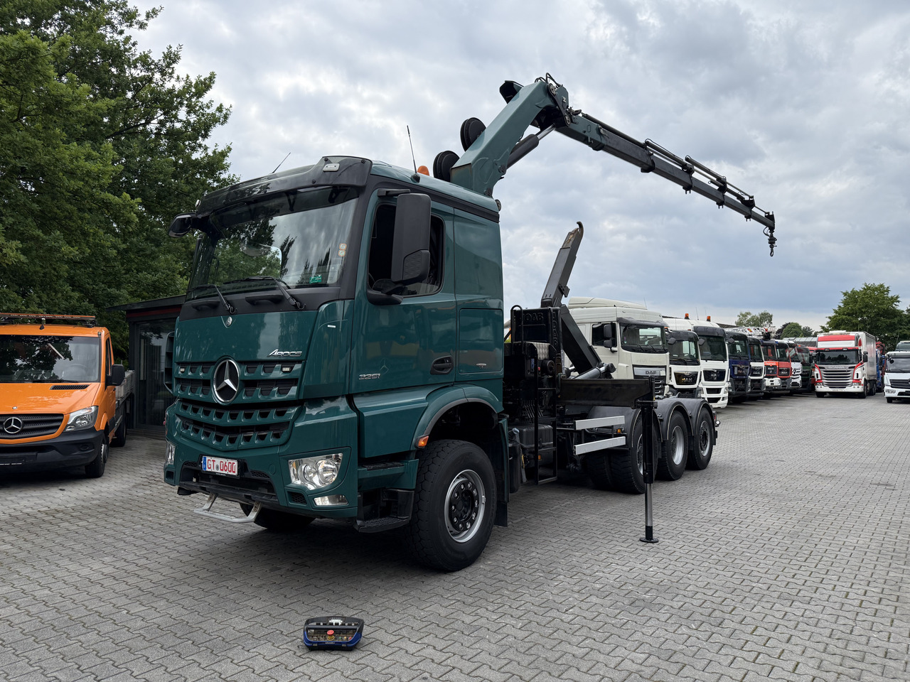 Camion ampliroll, Camion grue Mercedes-Benz Arocs 3251 8X4 Haken mit Kran HMF 2620 K5: photos 13