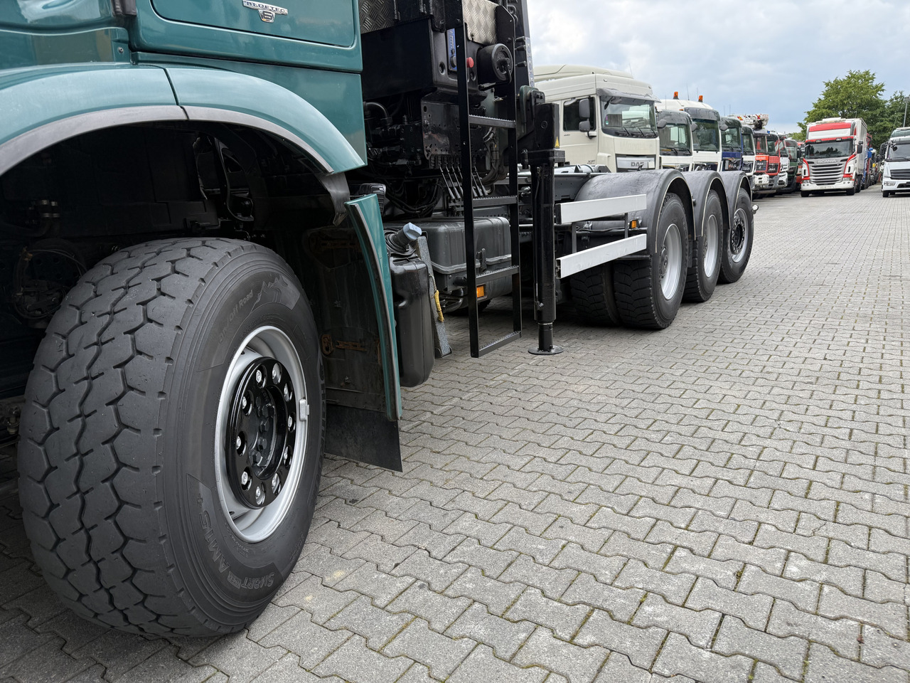 Camion ampliroll, Camion grue Mercedes-Benz Arocs 3251 8X4 Haken mit Kran HMF 2620 K5: photos 14