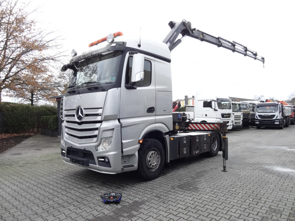 Mercedes-Benz Actros 1842LS Kran HMF 2020 bis 18 Meter - Tracteur routier: photos 1 Mercedes-Benz Actros 1842LS Kran HMF 2020 bis 18 Meter - Tracteur routier: photos 1