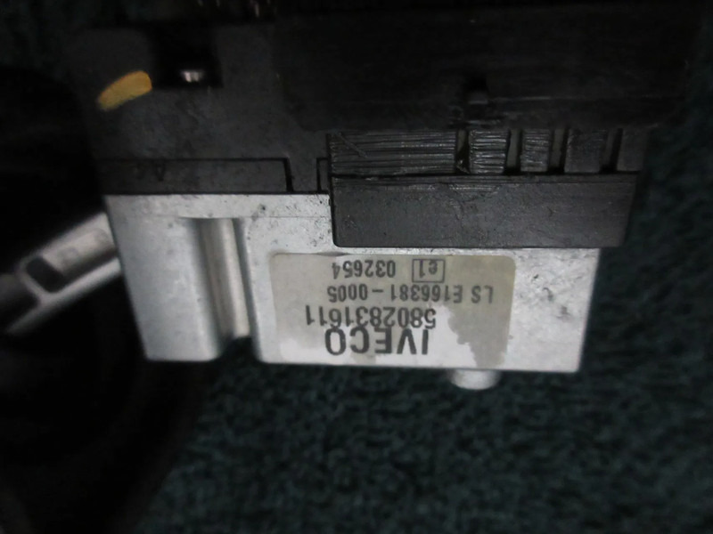 Iveco 5802831911 KOLOMSCHAKELAAR IVECO S WAY MODEL 2023 - Système électrique pour Camion: photos 5 Iveco 5802831911 KOLOMSCHAKELAAR IVECO S WAY MODEL 2023 - Système électrique pour Camion: photos 5