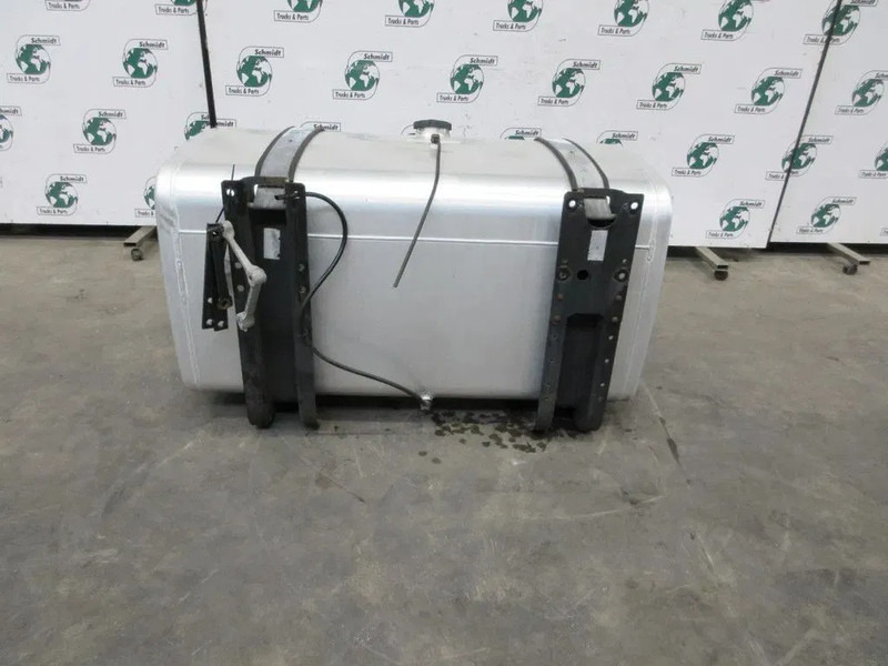 MAN 81.12201-5900 // 710 LITER INHOUD MAN TGX EURO 6 MODEL 2018 - Réservoir de carburant pour Camion: photos 3 MAN 81.12201-5900 // 710 LITER INHOUD MAN TGX EURO 6 MODEL 2018 - Réservoir de carburant pour Camion: photos 3