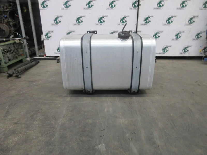 MAN 81.12201-5918 // 370 LITER MAN TGX 18.500 EURO 6 MODEL 2020 - Réservoir de carburant pour Camion: photos 5 MAN 81.12201-5918 // 370 LITER MAN TGX 18.500 EURO 6 MODEL 2020 - Réservoir de carburant pour Camion: photos 5