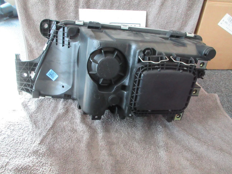 MAN 81.25101-6664//81.25101-6688 81.25101-6504 RECHTS KOPLAMP TGS TGX NIEUWE !! - Feu avant pour Camion: photos 3 MAN 81.25101-6664//81.25101-6688 81.25101-6504 RECHTS KOPLAMP TGS TGX NIEUWE !! - Feu avant pour Camion: photos 3