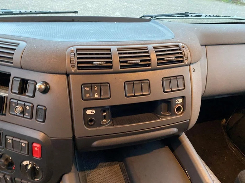 Tracteur routier DAF CF370 / NICE CLEAN NL TRUCK / TYRES 80% / AUTOMATIC / EURO-6 / 2015: photos 17 Tracteur routier DAF CF370 / NICE CLEAN NL TRUCK / TYRES 80% / AUTOMATIC / EURO-6 / 2015: photos 17