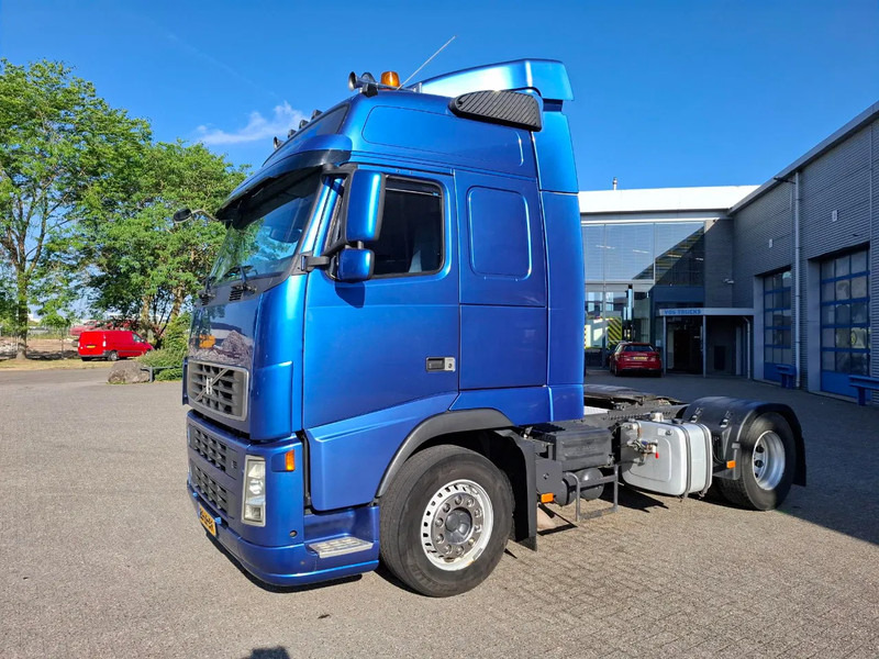 Volvo FH13-400 / HYDRAULICS / NL TRUCK / TUV:14-09-2025 / GLOBETROTTER / FRIGDE / AIRCO / AUTOMATIC / EURO-5 / 2006 - Tracteur routier: photos 1 Volvo FH13-400 / HYDRAULICS / NL TRUCK / TUV:14-09-2025 / GLOBETROTTER / FRIGDE / AIRCO / AUTOMATIC / EURO-5 / 2006 - Tracteur routier: photos 1
