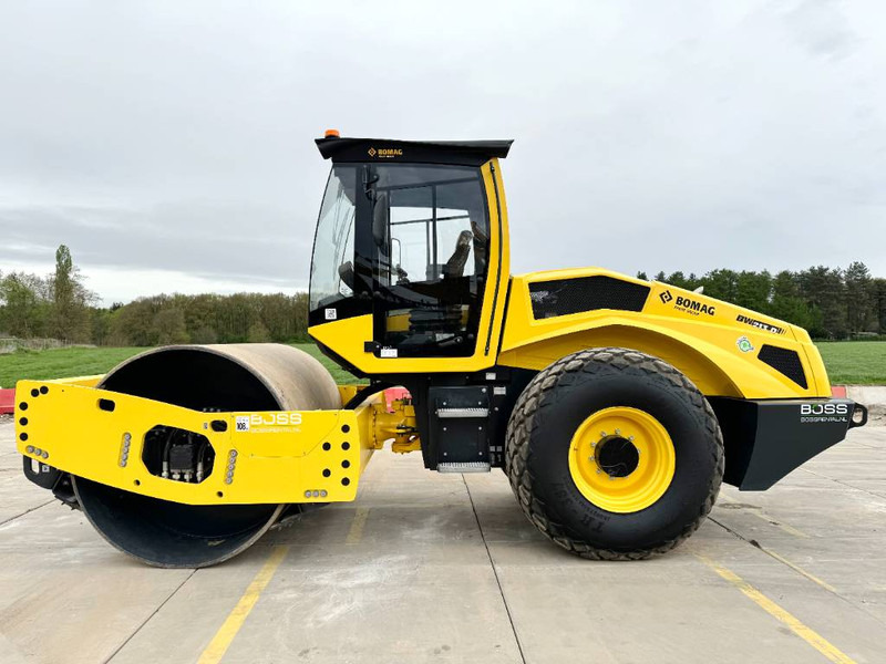 Bomag BW213D-5 - New / Unused / Vibrating Roller - Compacteur: photos 1 Bomag BW213D-5 - New / Unused / Vibrating Roller - Compacteur: photos 1