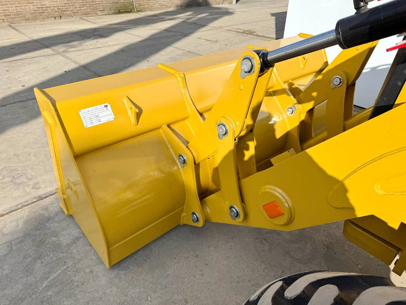 Tractopelle neuf Cat 424 4WD - Hammer Lines / Airco / Side Shift: photos 13