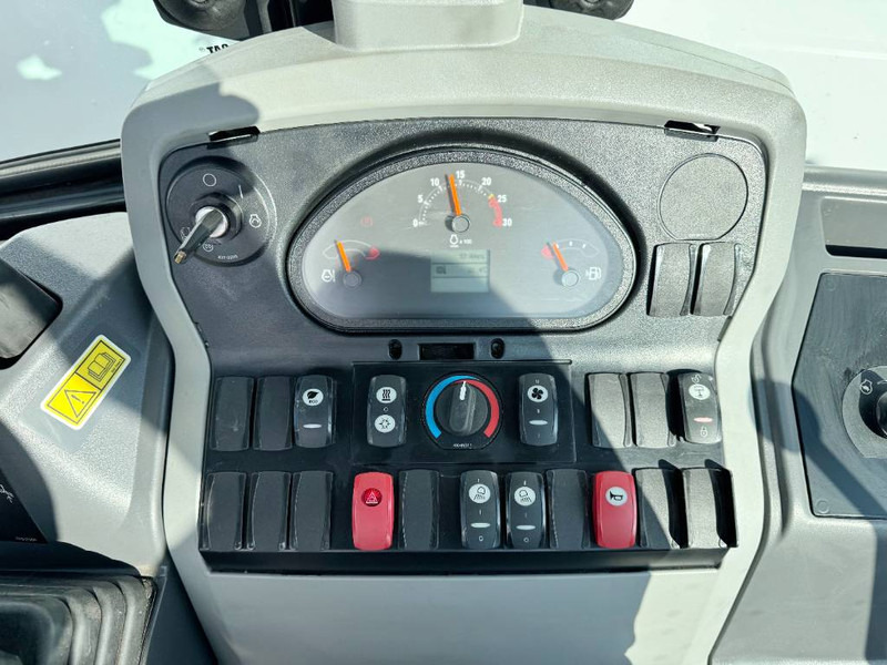 Tractopelle neuf Cat 424 4WD - Hammer Lines / Airco / Side Shift: photos 10