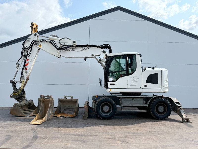 Liebherr A918 Compact - 4 Buckets / Triple Boom / Auto Lube - Pelle sur pneus: photos 1 Liebherr A918 Compact - 4 Buckets / Triple Boom / Auto Lube - Pelle sur pneus: photos 1