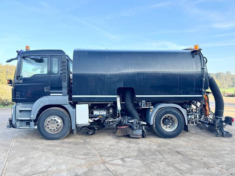 MAN MAN TGS18.320 - Dutch Sweeper Truck / Kehrwagen - Balayeuse de voirie: photos 2 MAN MAN TGS18.320 - Dutch Sweeper Truck / Kehrwagen - Balayeuse de voirie: photos 2