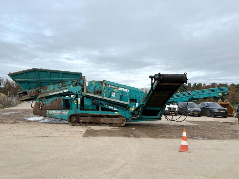Powerscreen Warrior 1400 - Caterpillar Engine / 3 Conveyors - Crible: photos 2 Powerscreen Warrior 1400 - Caterpillar Engine / 3 Conveyors - Crible: photos 2