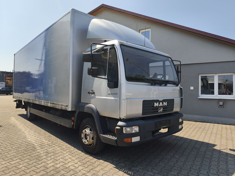 MAN LE 10.220 - Camion fourgon: photos 2 MAN LE 10.220 - Camion fourgon: photos 2