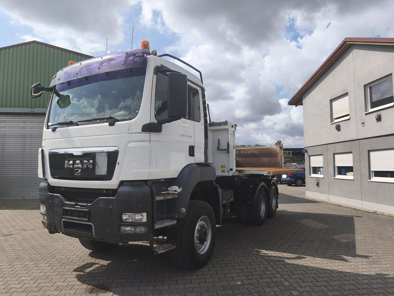 MAN MAN TGS 26.440 Kipper 6x6 Bordmatik Rollplane AHK Euro 5 - Camion benne: photos 1 MAN MAN TGS 26.440 Kipper 6x6 Bordmatik Rollplane AHK Euro 5 - Camion benne: photos 1