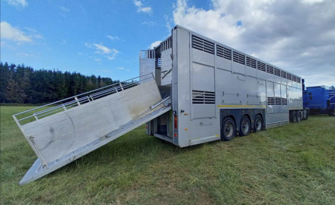 Gray and Adams Gadd3 / Works Great / Hydraulic / 2 Levels - Semi-remorque bétaillère: photos 2 Gray and Adams Gadd3 / Works Great / Hydraulic / 2 Levels - Semi-remorque bétaillère: photos 2