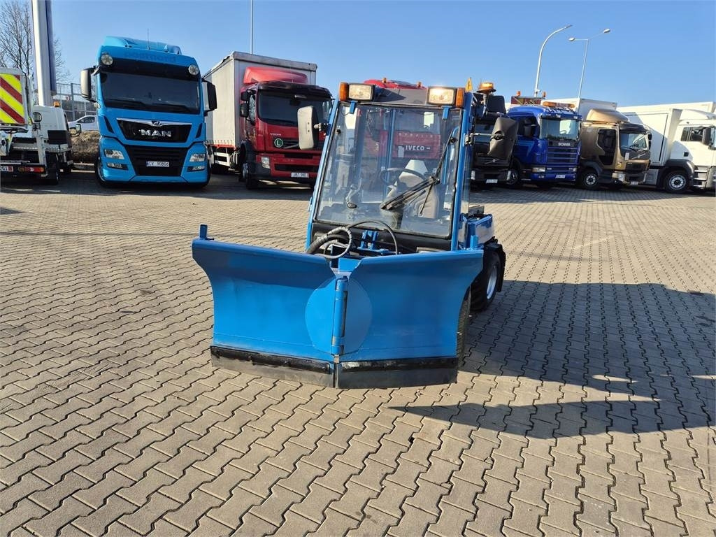 Holder C245 4WD / Tool carrier / Snow plow / PTO FRONT AN - Engin de déneigement: photos 3 Holder C245 4WD / Tool carrier / Snow plow / PTO FRONT AN - Engin de déneigement: photos 3