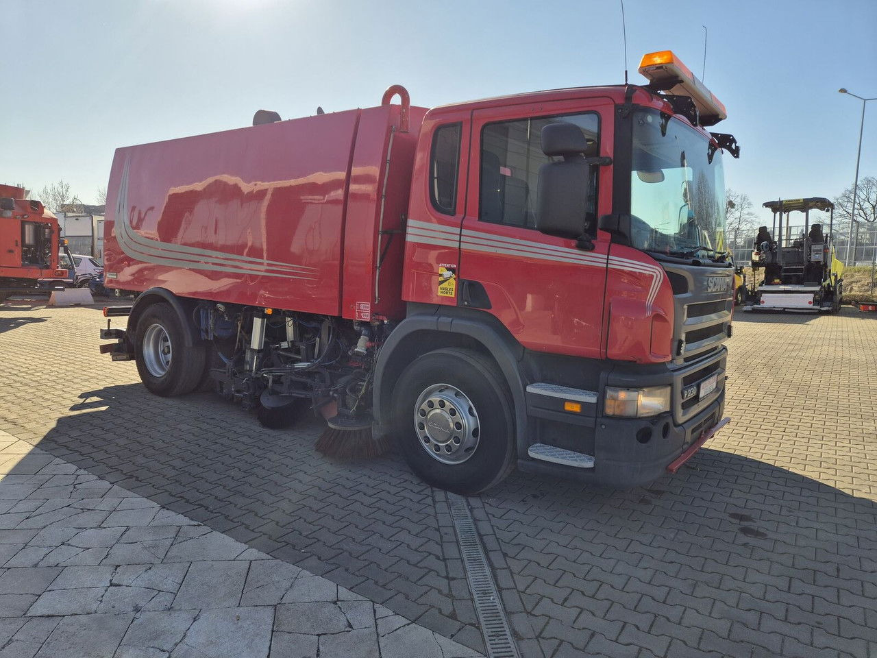 Scania P230 4X2 / Sweeper / Johnston VX800 / Sprayer / LOW Mileage / - Balayeuse de voirie: photos 5 Scania P230 4X2 / Sweeper / Johnston VX800 / Sprayer / LOW Mileage / - Balayeuse de voirie: photos 5