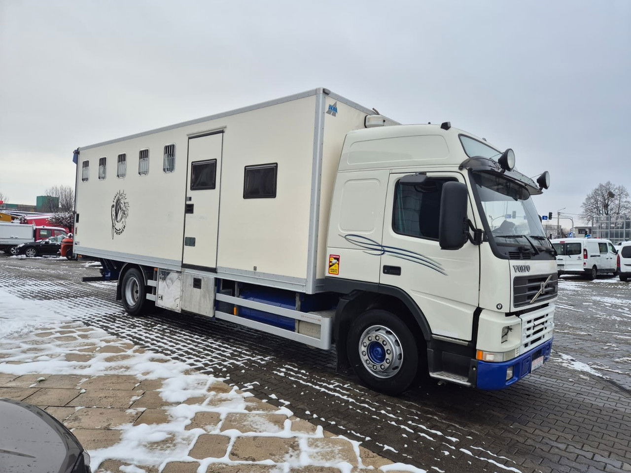 VOLVO FM 7 5 Horses / 3 People Live Cabin / 1 Owner / Serviced - Camion chevaux: photos 5 VOLVO FM 7 5 Horses / 3 People Live Cabin / 1 Owner / Serviced - Camion chevaux: photos 5