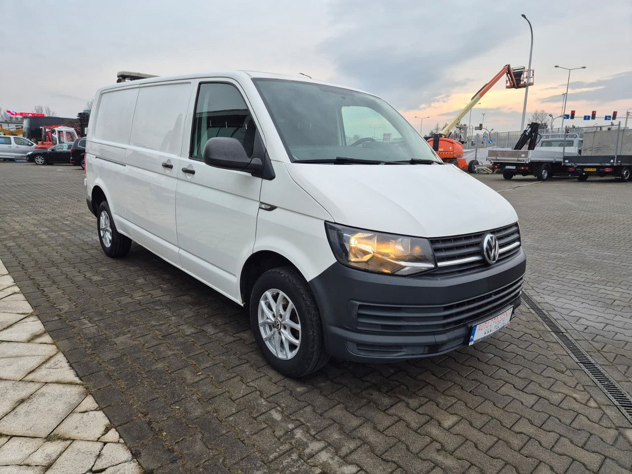 Volkswagen Transporter T6 2.0 TDi DSG / 1 Owner / Long / Serviced - Fourgonnette: photos 4 Volkswagen Transporter T6 2.0 TDi DSG / 1 Owner / Long / Serviced - Fourgonnette: photos 4
