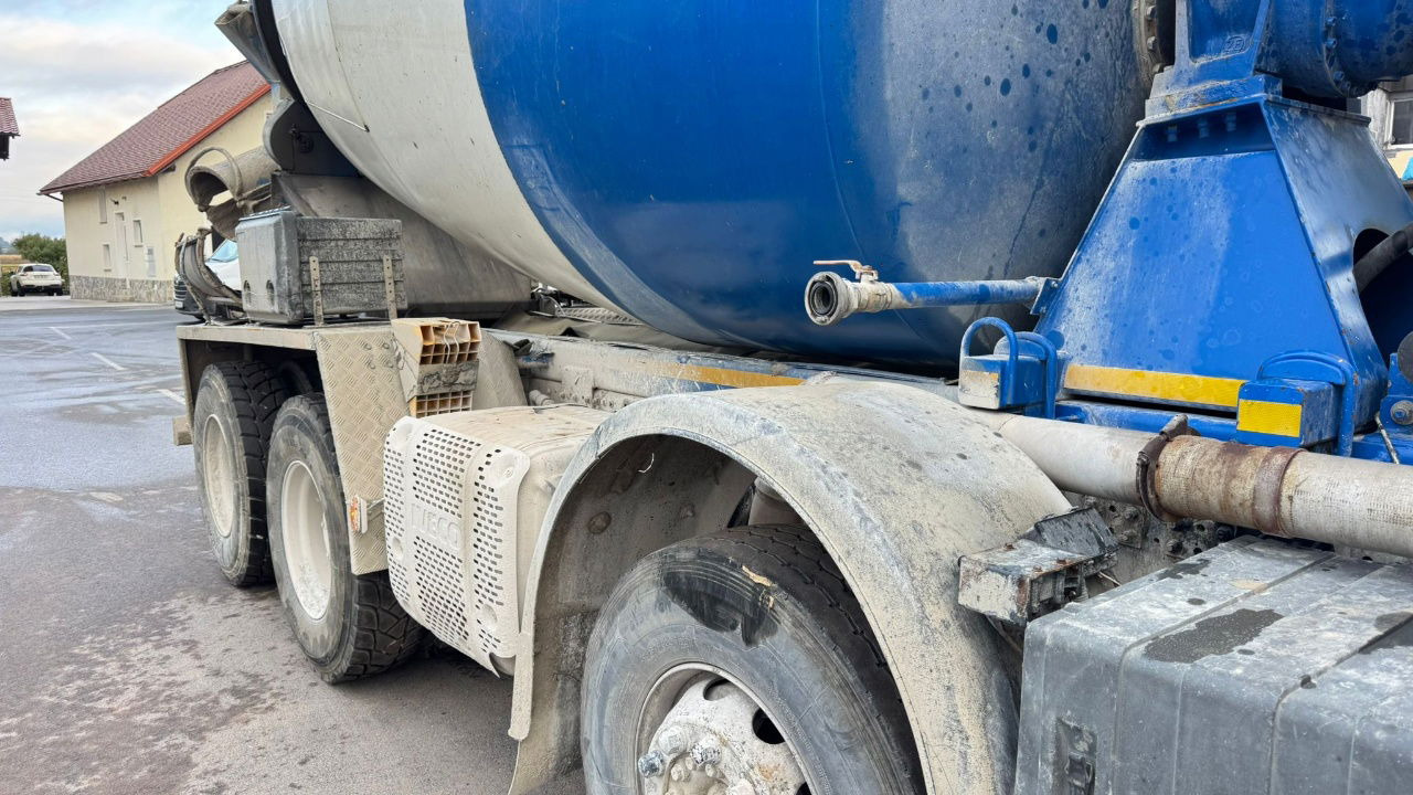 Iveco Trakker AD340TB45 8x4 mixer 10m3 - Camion malaxeur: photos 4 Iveco Trakker AD340TB45 8x4 mixer 10m3 - Camion malaxeur: photos 4
