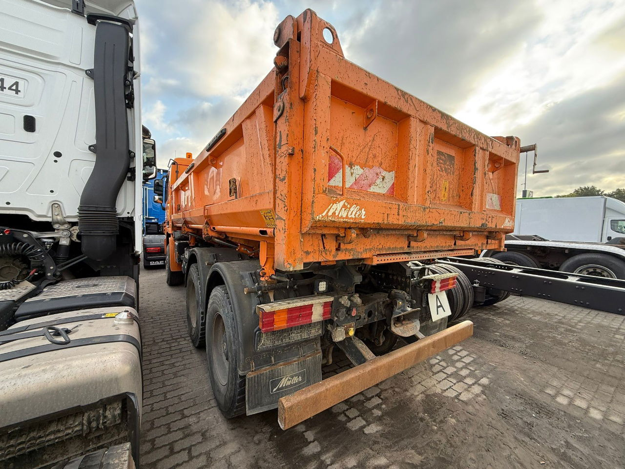 Mercedes-Benz Actros 3346 K 6x4 bordmatic - 3 pedals - Camion benne: photos 3 Mercedes-Benz Actros 3346 K 6x4 bordmatic - 3 pedals - Camion benne: photos 3