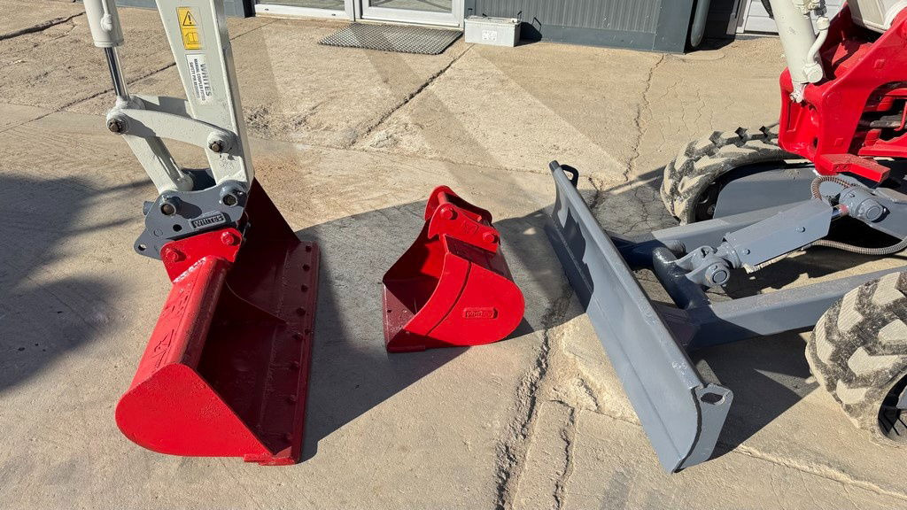 Takeuchi TB230 - 2019 Year - 2435 Hours - 2X Buckets - NEW Tracks - Mini pelle: photos 2 Takeuchi TB230 - 2019 Year - 2435 Hours - 2X Buckets - NEW Tracks - Mini pelle: photos 2