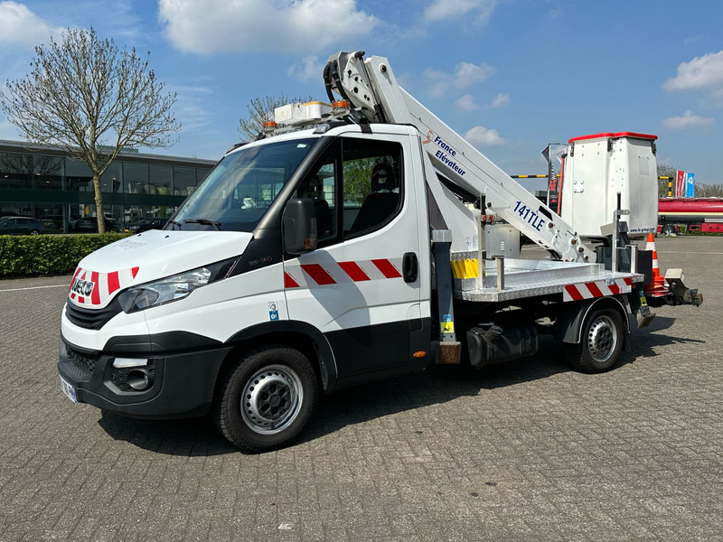 Iveco Daily 35S14 APK 10-07-2026 14 meter, 4x stamped, 413 working hours - Véhicule utilitaire: photos 4 Iveco Daily 35S14 APK 10-07-2026 14 meter, 4x stamped, 413 working hours - Véhicule utilitaire: photos 4
