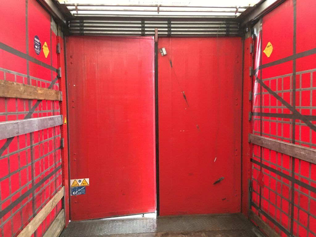 Semi-remorque rideaux coulissants Schmitz Cargobull SCB*S3T standard/lifting roof/Hubdach 2,70-2,85m: photos 12 Semi-remorque rideaux coulissants Schmitz Cargobull SCB*S3T standard/lifting roof/Hubdach 2,70-2,85m: photos 12