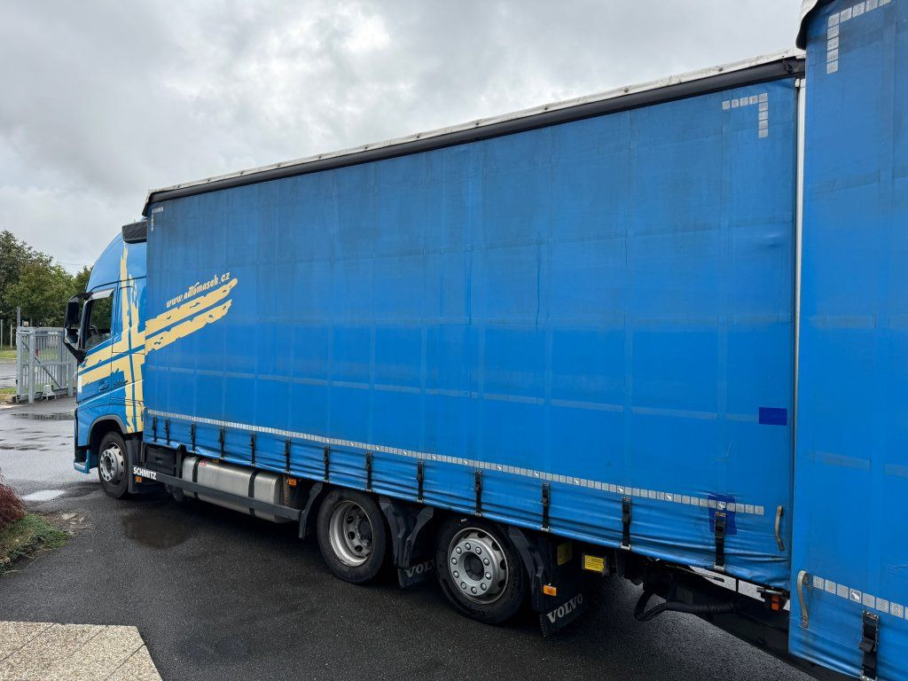 Volvo FH500 6x2 Euro 6 + Schmitz - Camion à rideaux coulissants: photos 4 Volvo FH500 6x2 Euro 6 + Schmitz - Camion à rideaux coulissants: photos 4