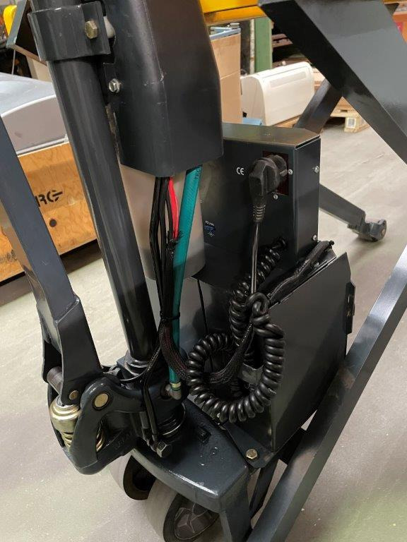 5 (five) scissor pallet truck with electric drive and quick lift pump Jungheinrich model TMX-E 10 - Transpalette: photos 5 5 (five) scissor pallet truck with electric drive and quick lift pump Jungheinrich model TMX-E 10 - Transpalette: photos 5