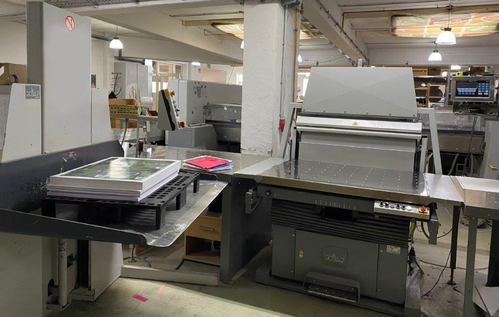 Large sized cutting system Polar 137 XT-AT with stacking lifter, automatic vibrator, scale and optional unloader - Massicot: photos 4 Large sized cutting system Polar 137 XT-AT with stacking lifter, automatic vibrator, scale and optional unloader - Massicot: photos 4