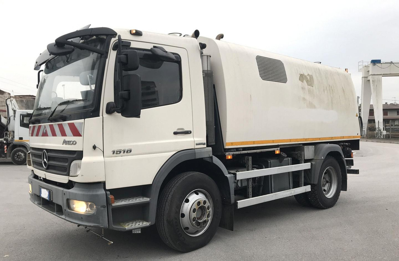 BUCHER SCHORLING - Balayeuse de voirie: photos 1 BUCHER SCHORLING - Balayeuse de voirie: photos 1