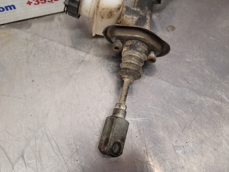Fiat New Holland F, M, 60 Series F130, M115, 8160 Clutch Master Cylinder 5150299 - Cylindre d'embrayage pour Tracteur agricole: photos 4 Fiat New Holland F, M, 60 Series F130, M115, 8160 Clutch Master Cylinder 5150299 - Cylindre d'embrayage pour Tracteur agricole: photos 4