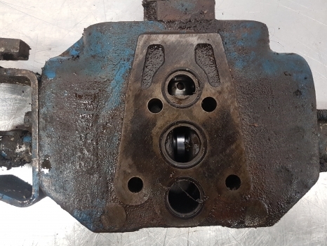 Ford 8700, 9700, Tw Series Tw15 Hydraulic Remote Valve E2nnb950ea - Valve hydraulique pour Tracteur agricole: photos 2 Ford 8700, 9700, Tw Series Tw15 Hydraulic Remote Valve E2nnb950ea - Valve hydraulique pour Tracteur agricole: photos 2
