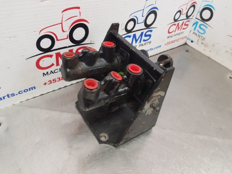 International Case 885 Xl, 85, Case 4200, Brake Master Cylinder 1287843c91 - Cylindre de frein pour Machine agricole: photos 2 International Case 885 Xl, 85, Case 4200, Brake Master Cylinder 1287843c91 - Cylindre de frein pour Machine agricole: photos 2