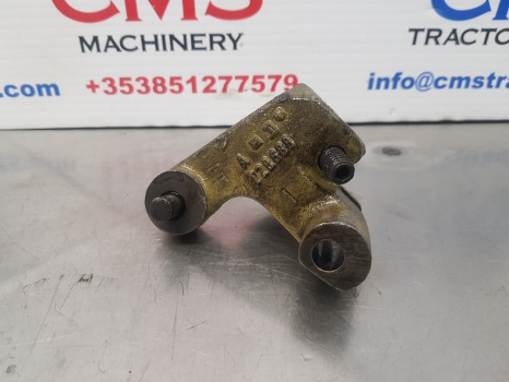 John Deere 3130, 3030, 3120 Transmission Bracket Support T28688, At26648 - Boîte de vitesse: photos 1 John Deere 3130, 3030, 3120 Transmission Bracket Support T28688, At26648 - Boîte de vitesse: photos 1